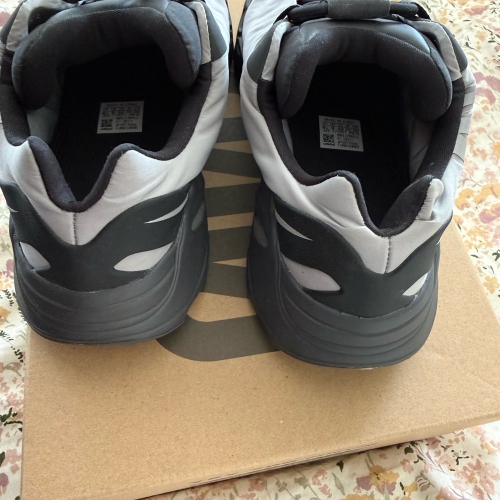 Yeezy 700 - Picture 3 of 7